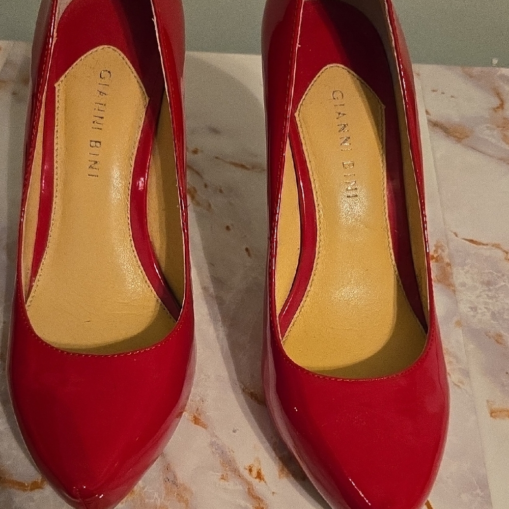 Gianni Bini Red Heels Elegant Design